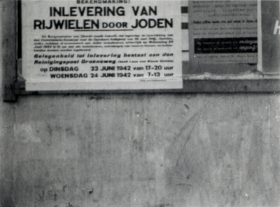 97797 Afbeelding van de bekendmaking met de tekst 'inlevering van/ rijwielen door Joden/ ...', aangeplakt te Utrecht.